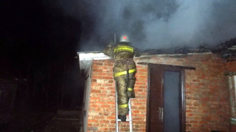 В Кардоникской пожар повредил кровлю дома