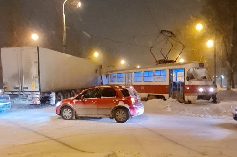 Самара. Фура въехала в трамвай в районе пересечения ул Это картинка